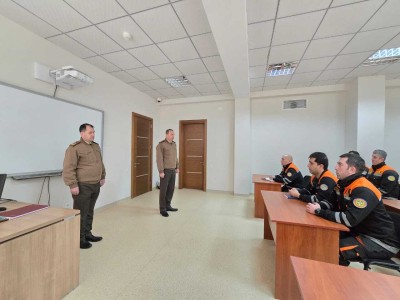 FHN Akademiyasının Kadrların yenidən hazırlığı və ixtisasartırma fakültəsi Sumqayıt Regional Mərkəzinin xilasediciləri ilə "Sıxılmış hava aparatları ilə işləmək" kursu üzrə təlimə başlamışdır.