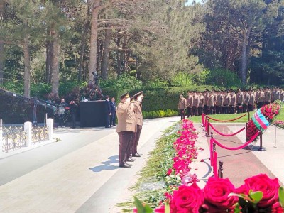FHN Akademiyasının kollektivi Ulu Öndər Heydər Əliyevin məzarını ziyarət edib